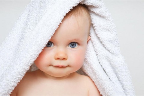 初乳很黄是不是不干净不可以喝？母乳怎么喂养保定捐卵宝宝？